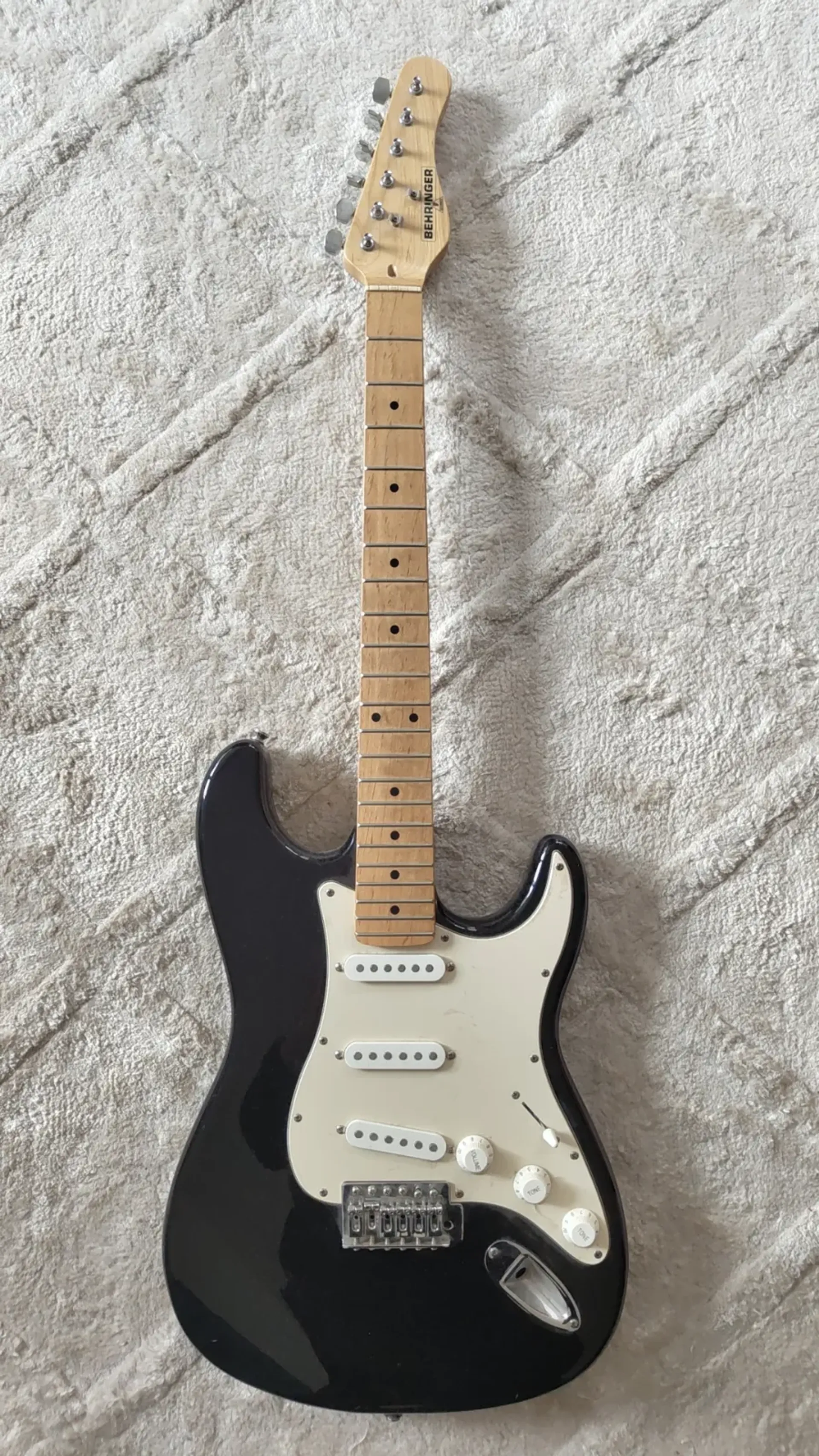 Behringer Strat-style Electric Guitar, Black