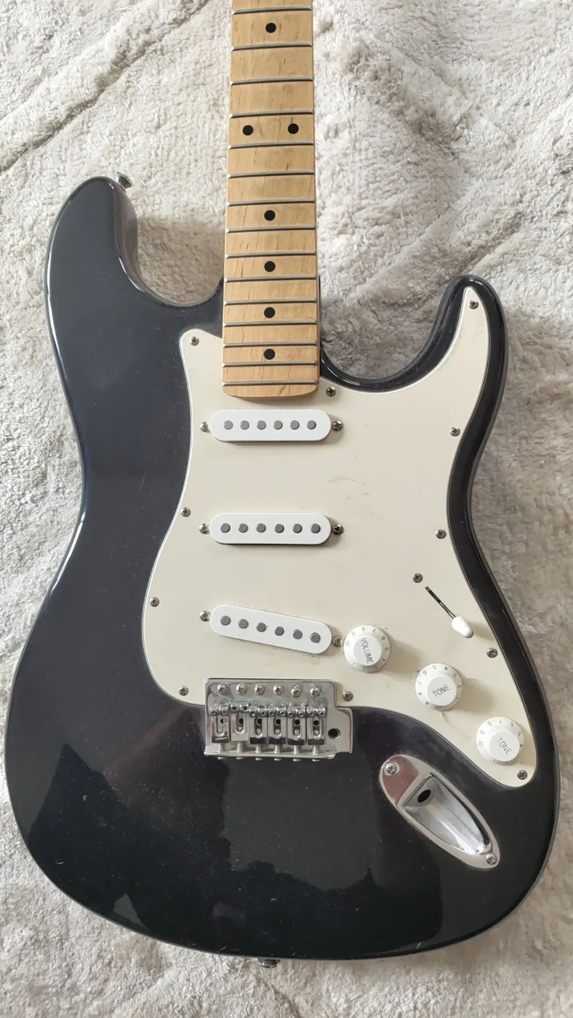 Behringer Strat-style Electric Guitar, Black