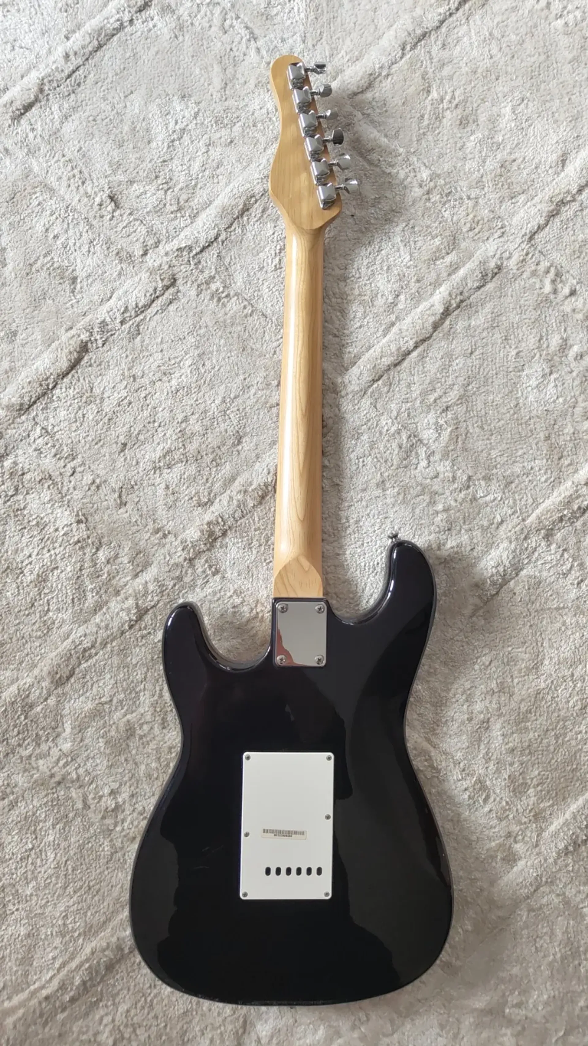 Behringer Strat-style Electric Guitar, Black