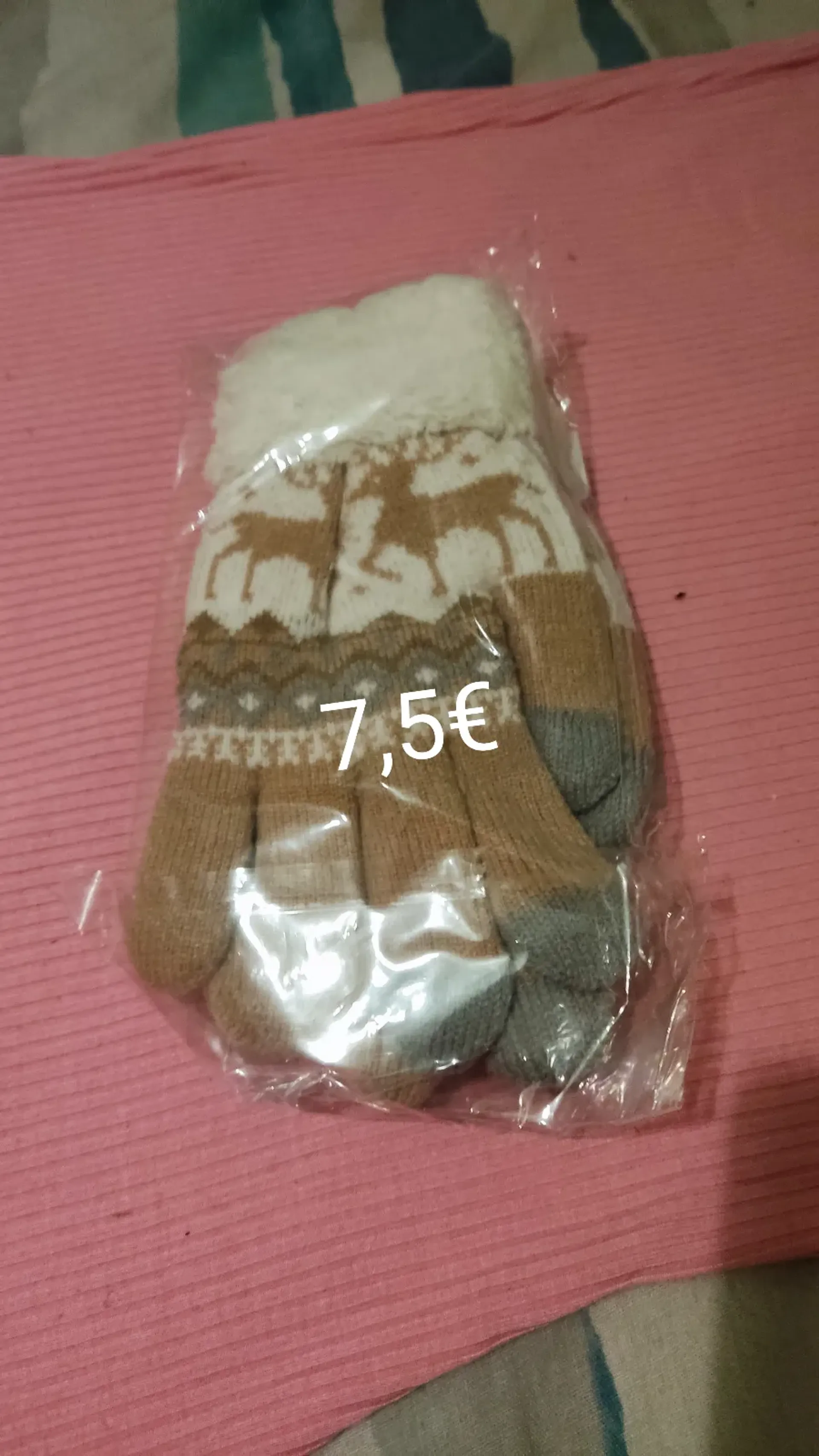 Winter gloves with a reindeer pattern, photo 1 of 1
