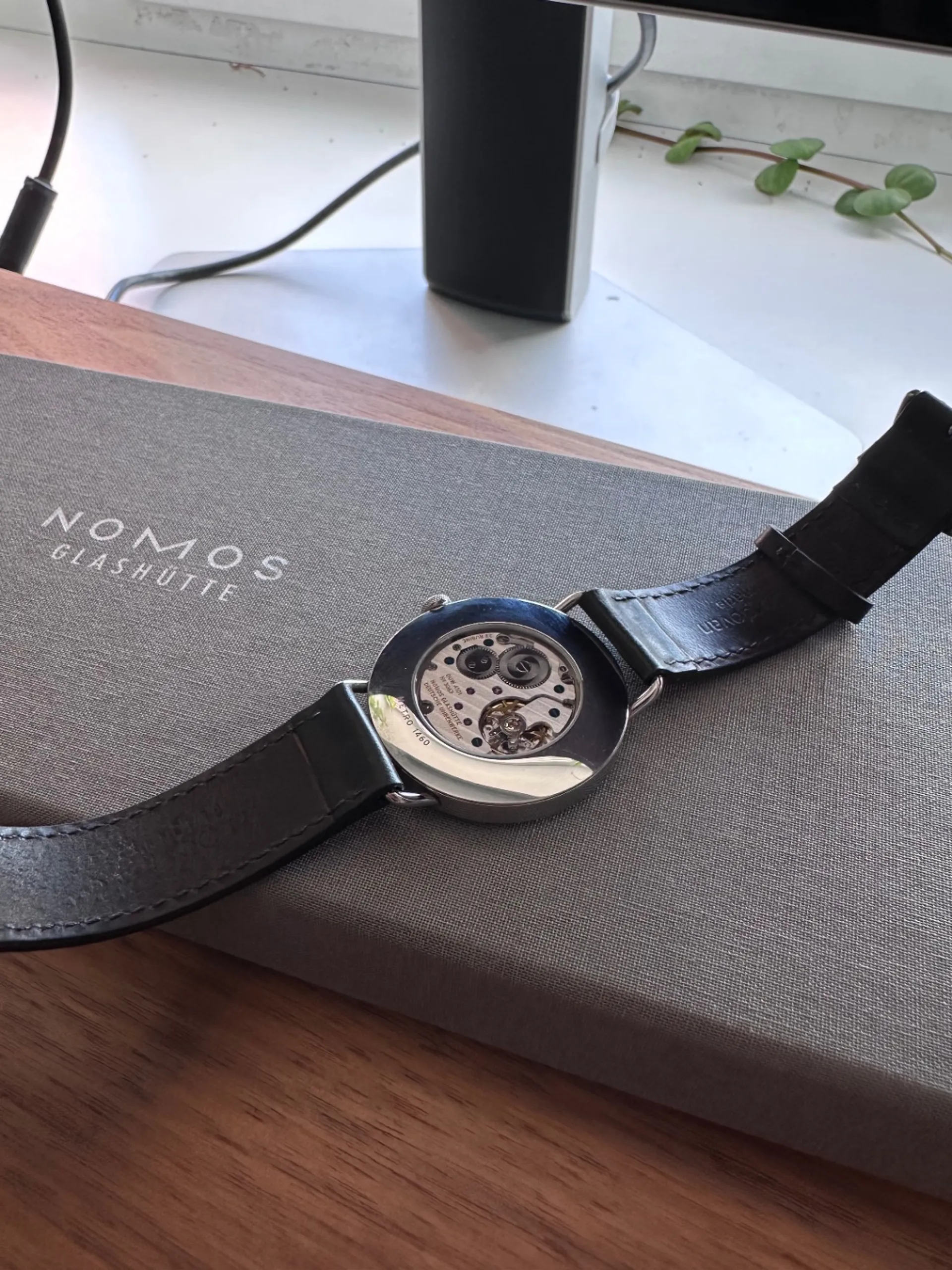 Часы Nomos Metro, фото 2 из 3